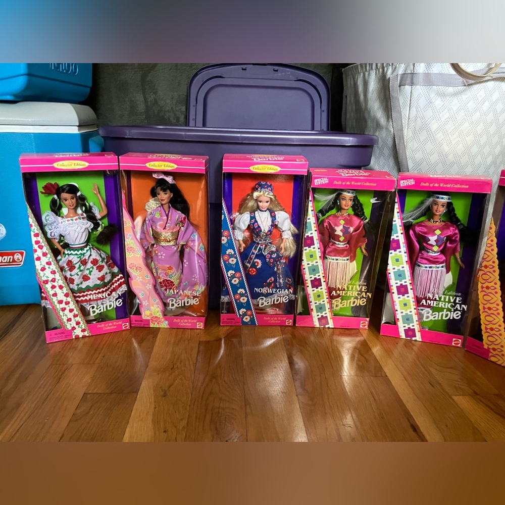 Barbie collector dolls in the boxes Around the World - Picture 1 of 10